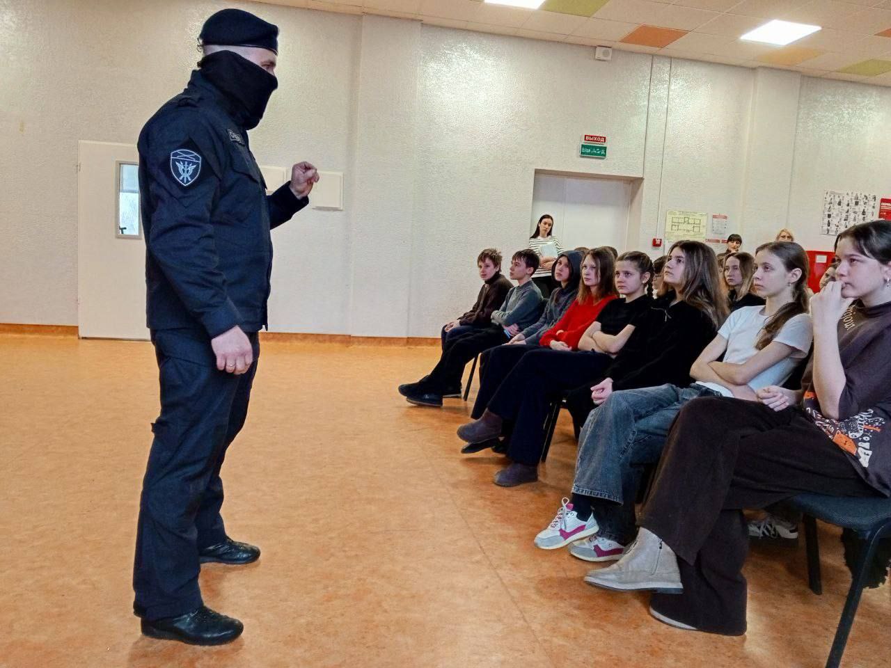 Юные спасатели ШСО «Соколы» и «Новое поколение» научились противостоять вербовщикам в интернете