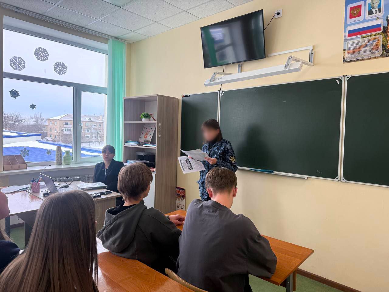 Сотрудники ИК-10 посетили учебные заведения г. Снежное
