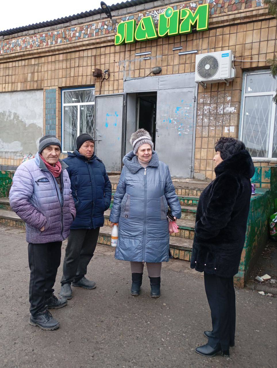 Заведующий Камышеватского территориального сектора Администрации Ирина Цебро встретилась с жителями села Червоная Украина