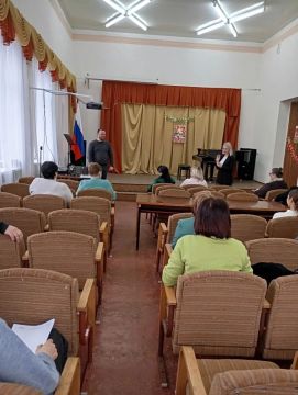 Заместитель главы Администрации муниципального образования городского округа Харцызск Александр Костюченко провел встречу с трудовым коллективом МБУДО «Харцызская детская школа искусств»