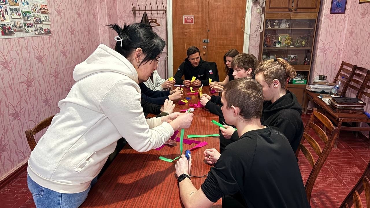 В МБУ «ДК им. С. М. Кирова» прошел мастер-класс по созданию весенних цветов