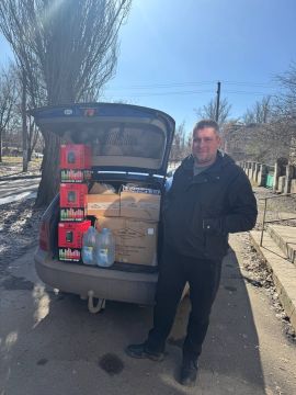 Фондом "Сердце" передана помощь в виде новой одежды для детей и взрослых, питьевой бутилированной воды, а также шампуней и портативных колонок организации "Добрые сердца" (г. Харцызск)