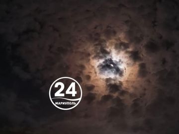 Необыкновенная красота. Ночное небо полно тайн и очарования, и особенно прекрасна луна, когда она прячется за полупрозрачной вуалью облаков