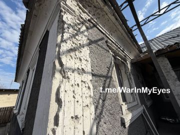 Последствия прилета ударного БПЛА в частный жилой дом в Кировском районе Макеевки сегодня ночью