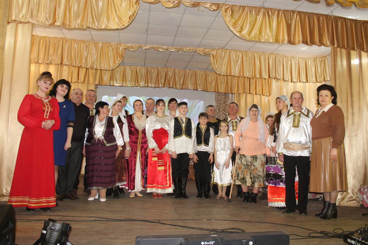 Спектакль «Сила семьи». В Ялте, чья история сама по себе является сплетением греческой культуры, спектакль "Сила семьи" стал ярким событием, привлекшим внимание тех, кто ценит культурное наследие и семейные ценности