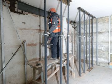 Подмосковные строители продолжают капитальный ремонт в Центральной районной больнице в пгт Тельманово