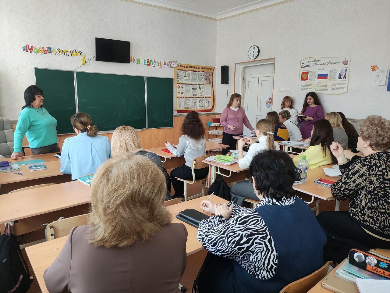 Депутат Старобешевского муниципального совета ДНР Партии «ЕДИНАЯ РОССИЯ» Светлана Матющенко провела встречу с трудовым коллективом Комсомольской школы № 1