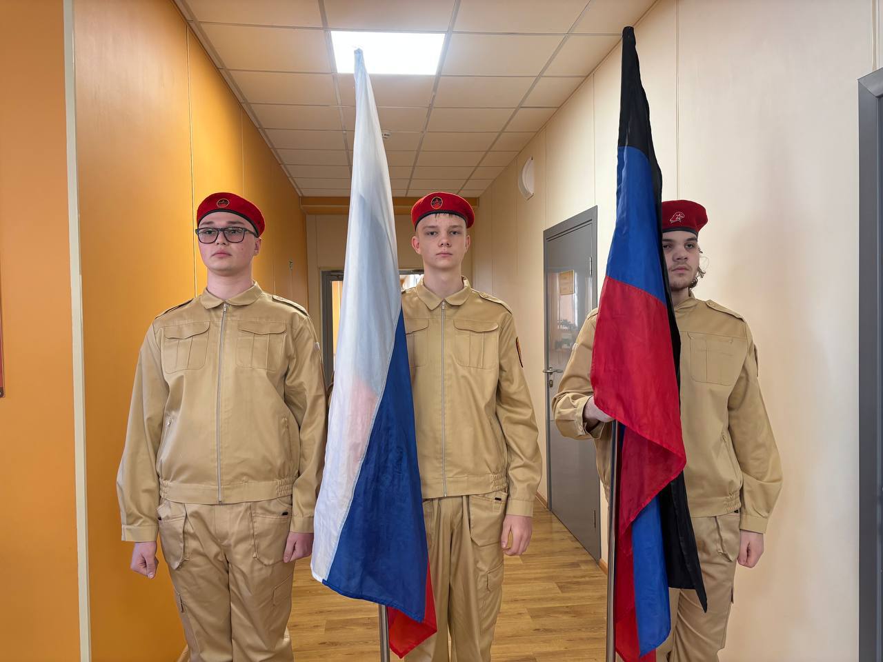 Новая учебная неделя в Тельмановской гимназии, в рамках партийного проекта Единой России "Новая школа", началась традиционно с линейки и почётного права выноса флага Российской Федерации и флага Донецкой Народной Республики...