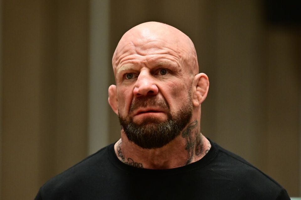 Монсон и Емельяненко проведут бой в Мариуполе. Пока что «на словах»