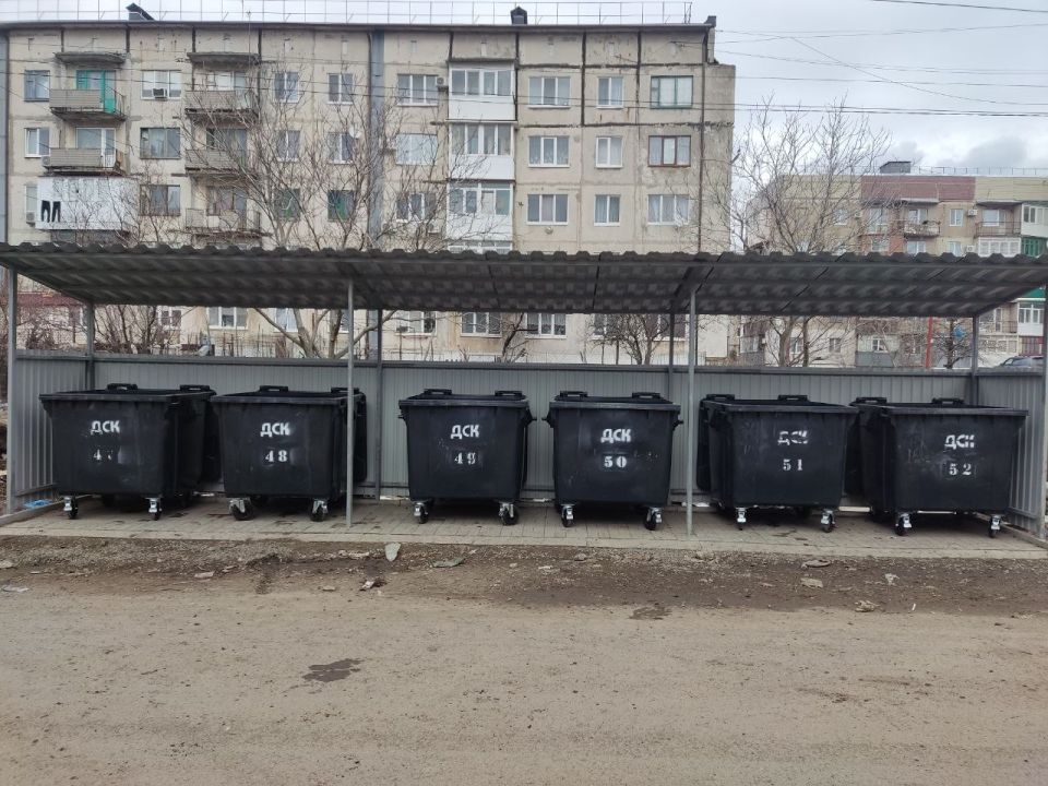 В Ждановке частично оборудовали новые контейнерные площадки для мусора