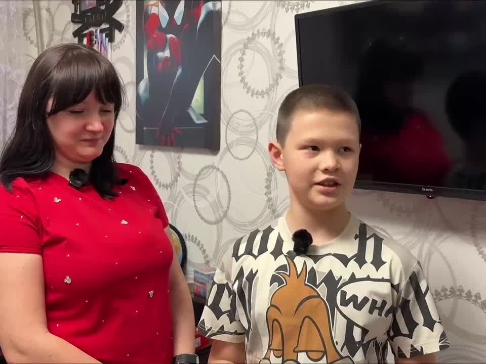 Александр Шатов: Представитель Сахалинской области вручил подарок с «Елки желаний» шахтерскому школьнику