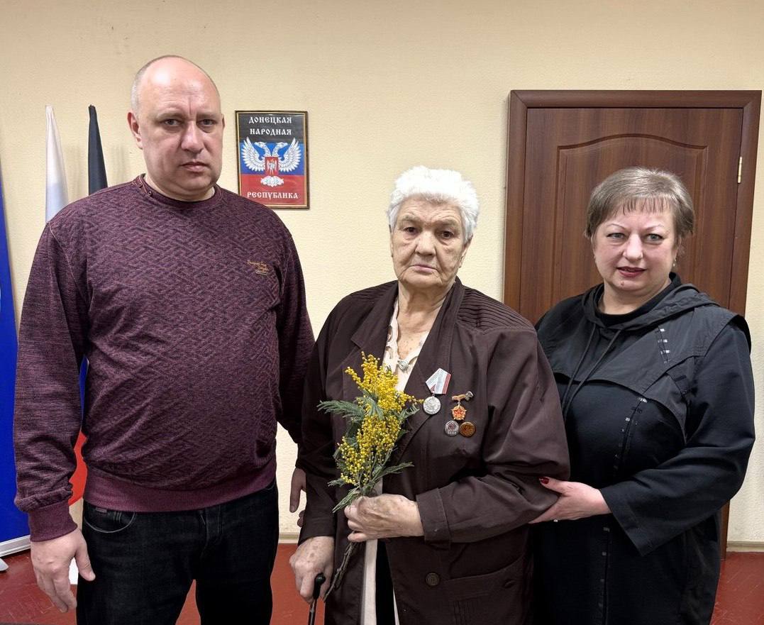 В Советском внутригородском районе городского округа Макеевка состоялась акция «Цветы мамам Героев» «Совета женщин города Макеевки» Регионального отделения «Союз женщин России» Донецкой Народной Республики