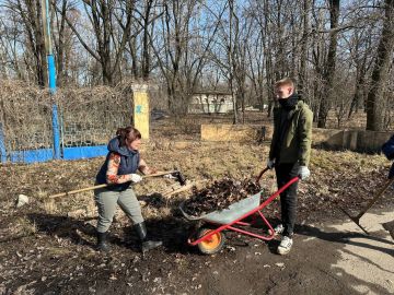 Совместно с администрацией городского парка культуры и отдыха имени А.П. Чехова при поддержке отдела молодежной политики волонтеры Нижегородской области Дома Народного единства провели субботник
