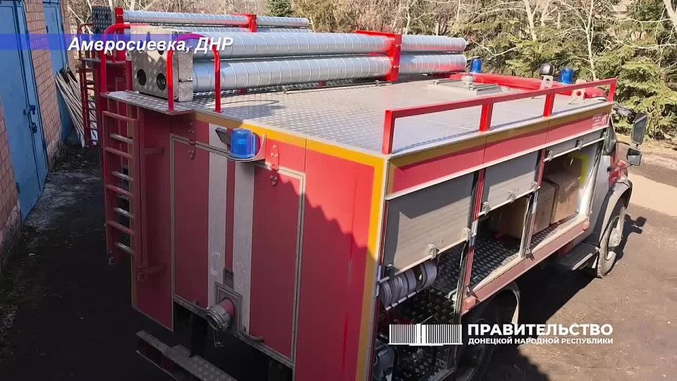 Владимир Ежиков: Вручил руководителям лесхозов ключи от новой пожарной техники