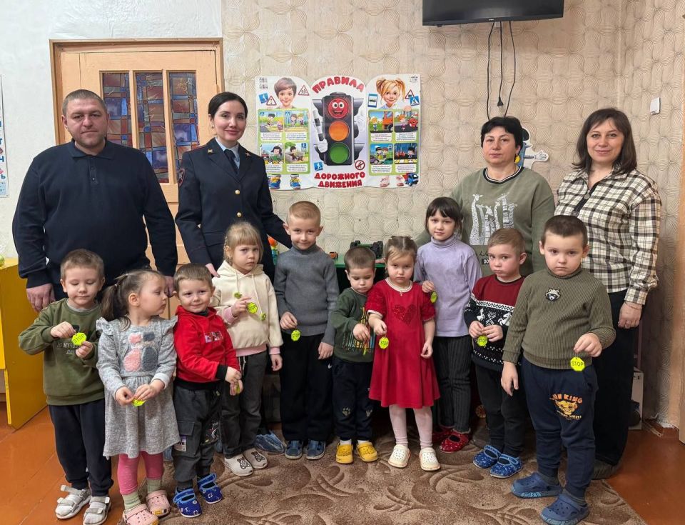 В рамках партийного проекта Единой России «Безопасные дороги» депутаты Тельмановского м.о. Наталья Зубач и Максим Скрипка совместно с инспектором ГИБДД ОМВД России «Тельмановский» лейтенантом полиции Юлией Пташкой провели...