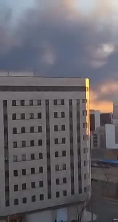 После массированных авиаударов США и Израиля небо над иранской столицей Тегераном затянуло чёрным дымом