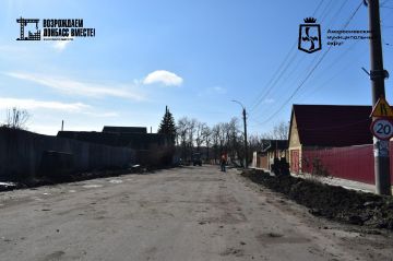 Силами Амурской области началась установка бордюрного камня на улице Ленина в Амвросиевке