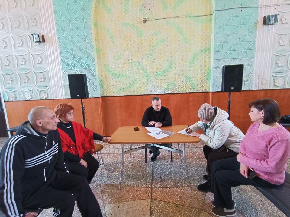 В рамках протокольного поручения Главы Республики Дениса Пушилина депутат Торезского городского совета Игорь Шинкарев провел встречу с населением по ул. Пятницкого, д. 23