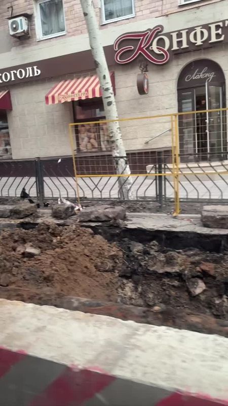 На Артема в Донецке меняют водную магистраль, троллейбус №2 пока не ходит