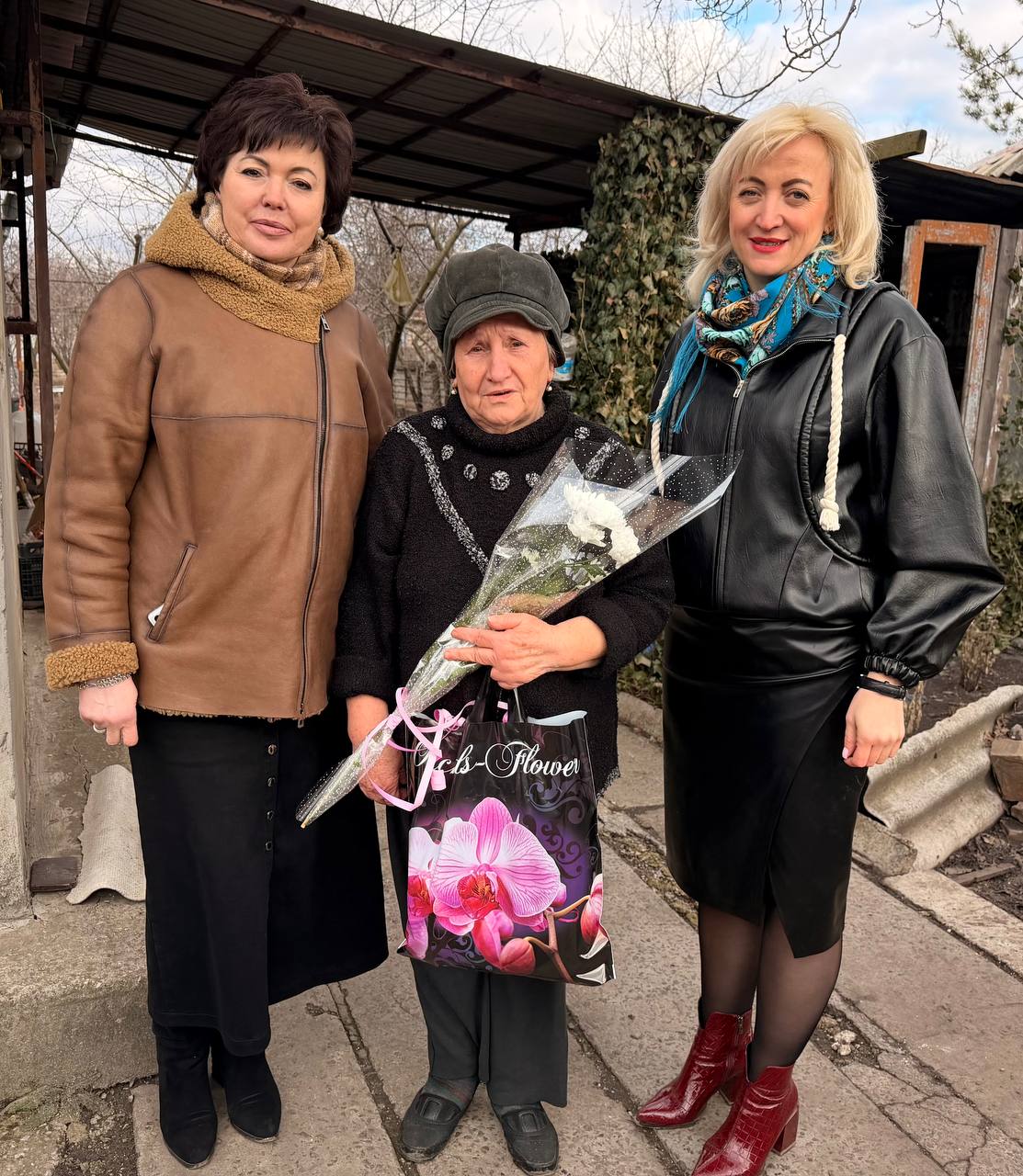 Цветы Мамам Героев. Актив «Женского движения Единой России» Ясиноватского муниципального округа поддержали Всероссийскую акцию - «Цветы Мамам Героев»