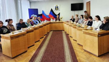 Елена Рязанцева: В зале Управы Пролетарского района г. Донецка, украшенном веточками мимозы и открытками, созданными детьми, прошла встреча с матерями и женами участников специальной военной операции