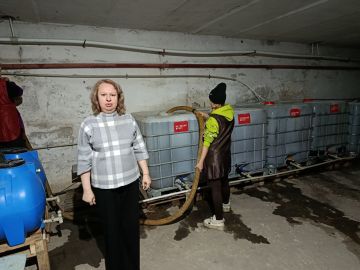 Депутат Торезского городского совета Яна Оприщенко проконтролировала процесс подвоза воды в Торезский техникум строительства, технологий и сервиса