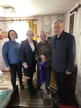 Поздравили труженика тыла с Днем рождения