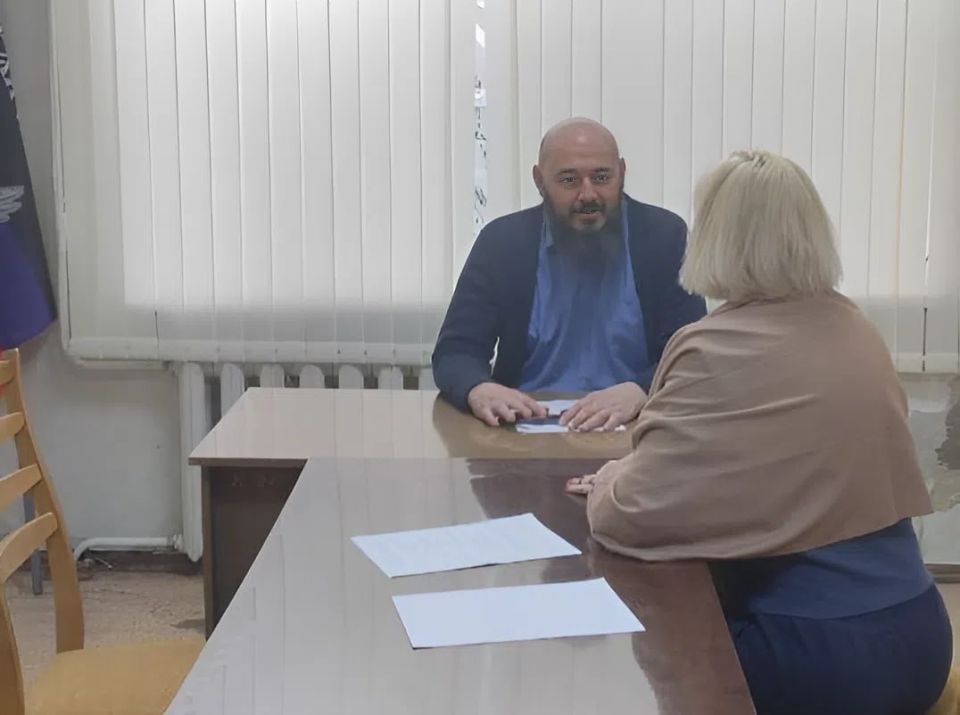 На приём к заместителю главы администрации Амвросиевского муниципального округа Виталию Щурову поступило обращение от жительницы города, проживающей по улице Карла Либкнехта, 39 об оказании содействия в ремонте системы...