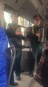 Виктория Мельникова: Как любо!. Вчера в донецком троллейбусе №2 мужчины поздравляли пассажиров с наступающими праздниками