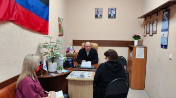 На связи с гражданами. Врип главы администрации Волновахского МО Иван Борзых провел прием граждан в Волновахском отделении общественной приемной Единой России совместно с представителями профильных управлений и отделов...