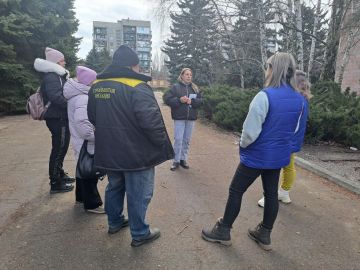 03 марта 2026 года, заведующий Светлодарского территориального сектора управления по работе с территориальными органами администрации городского округа Дебальцево Юлия Шевченко встретилась с жителями города Светлодарск