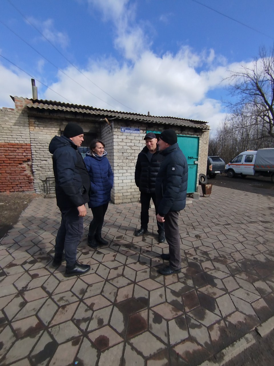 Депутат Дебальцевского городского совета от партии «Единая Россия» Сергей Плехов провел встречу с жителями города, обсудив вопросы благоустройства