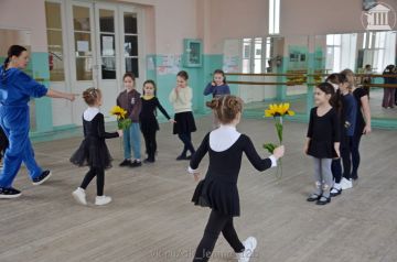 В городе Комсомольское прошел час досуга «Самый сказочный букет», посвященный Международному женскому дню