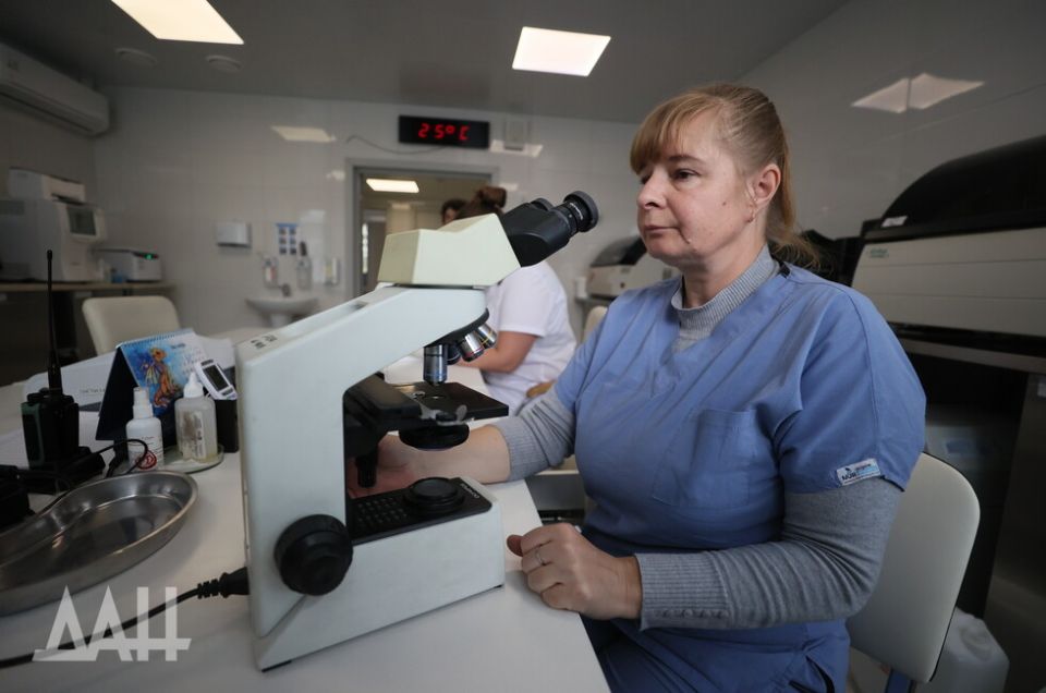 Работа в крупнейшей больнице Мариуполя привлекает медиков со всей страны. Почему