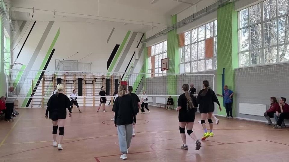 В преддверии Международного женского дня в спортивном зале ГБОУ «Школа № 5 г.о. Дебальцево» состоялся праздничный турнир по волейболу «Весенняя подача» среди команд девушек общеобразовательных учреждений города