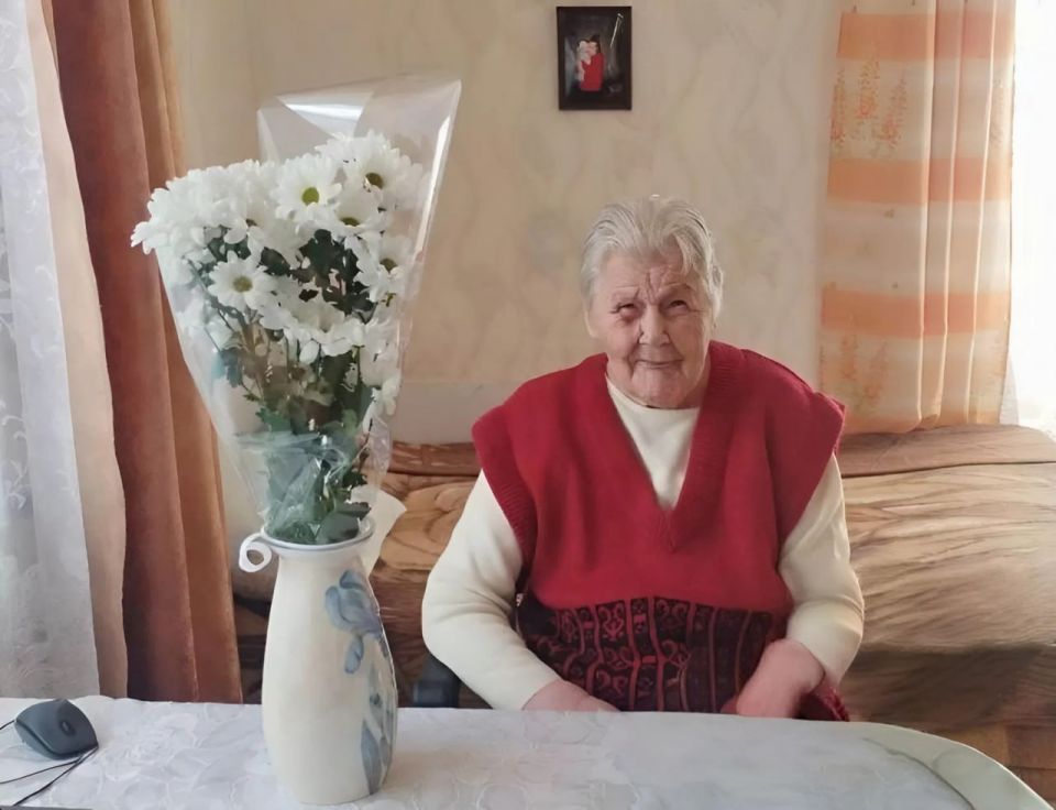 В преддверии 8 марта вице-премьер Лариса Толстыкина поздравила ветеранов Великой Отечественной войны Майре-Нелли Степановну Буракову и Зинаиду Антоновну Корощенко из Макеевки