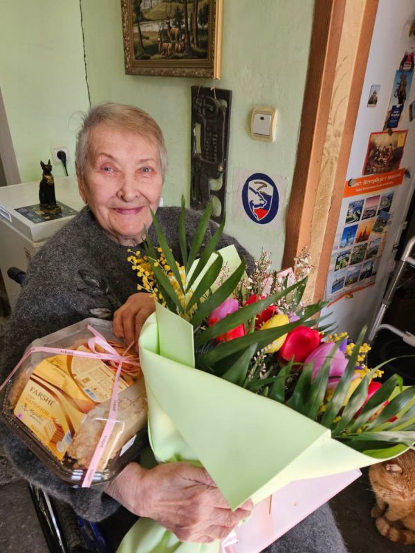 В преддверии Международного женского дня 8 марта вице-премьер Татьяна Переверзева поздравила жительницу блокадного Ленинграда Аллу Макаровну Новикову с праздником