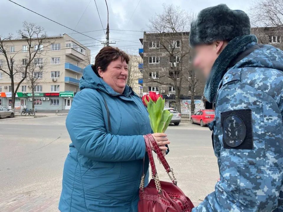 Личный состав ИК-13 поздравил жительниц Мариуполя с 8 Марта
