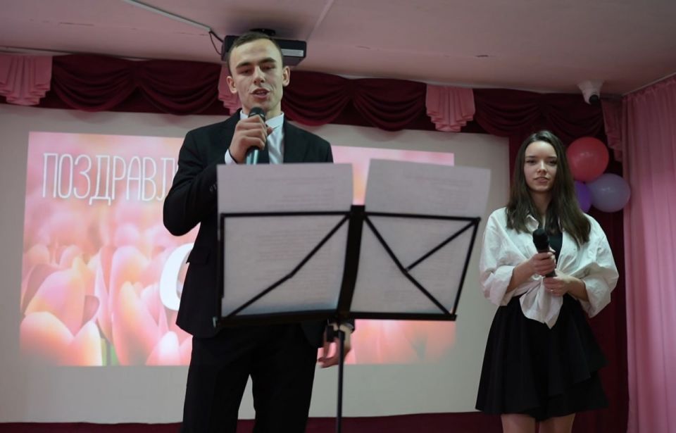 В Шахтерском киноколледже прошел праздничный концерт, посвященный Международному женскому дню