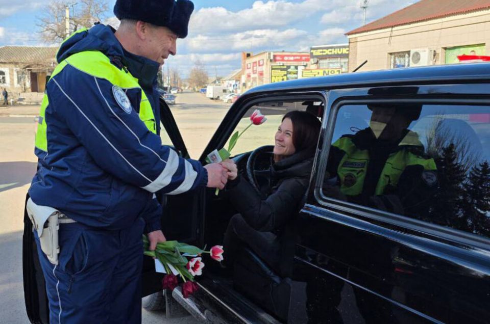 В ДНР женщин-полицейских поздравили с 8 Марта и вручили цветы автомобилисткам