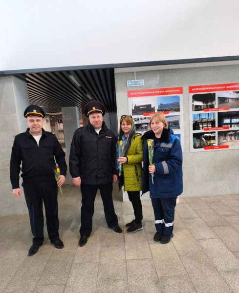 Весенний сюрприз от донецких транспортных полицейских к 8 Марта