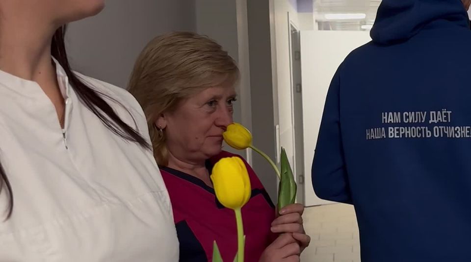 Молодёжка Волновахи поздравила женщин города с 8 марта