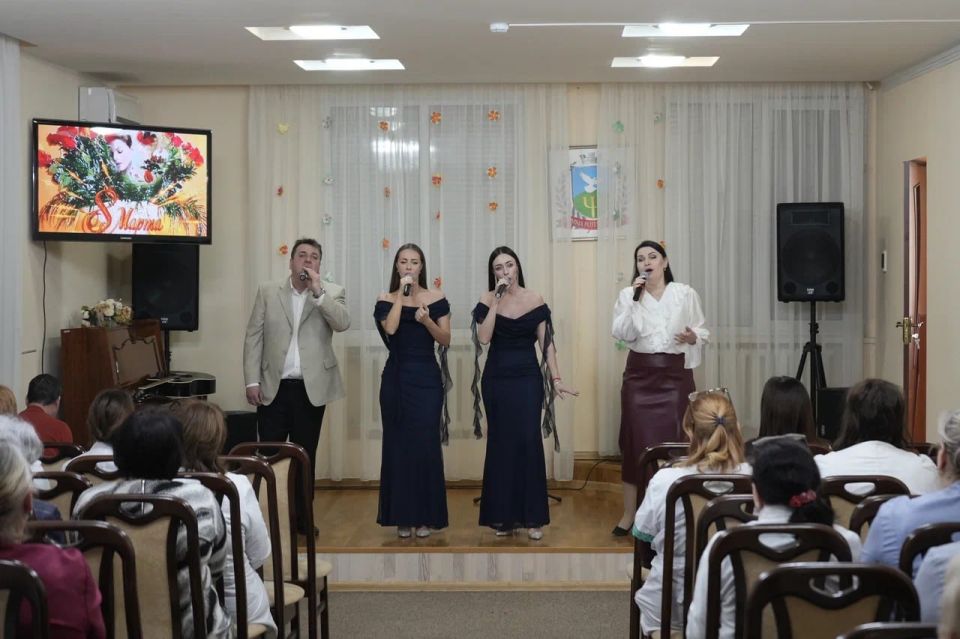 Весна на сцене и в сердце: Донецкий РАМТ подарил праздник медицинским работникам