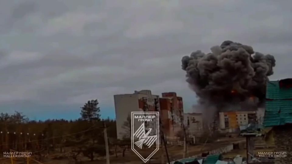 Кадры авиаудара ФАБ-3000 по ПВД ВСУ в Красном Лимане попавшие в объектив fpv-дрона ВС РФ