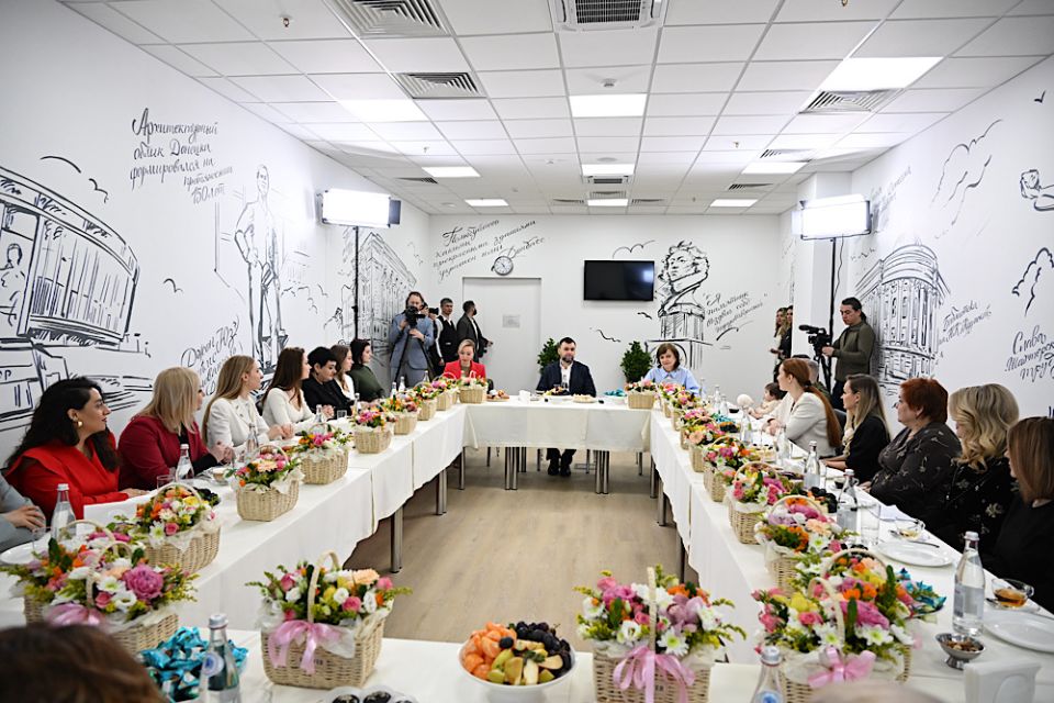 Денис Пушилин поздравил женщин Республики с Восьмым марта