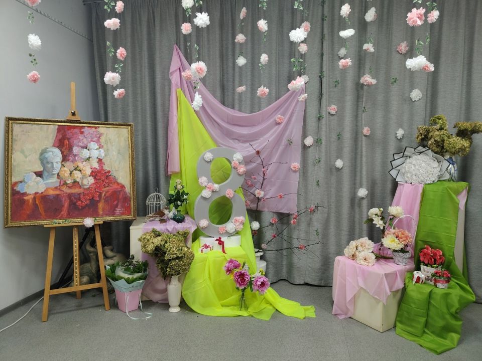 В Донецком художественном колледже состоялись праздничные мероприятия, посвящённые Международному женскому дню 8 марта