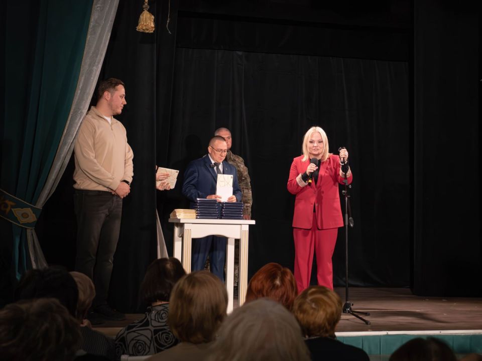 Мать солдата. 6 марта, в преддверии праздника, в Донецком театре кукол состоялась концертная программа для женщин и семей военнослужащих