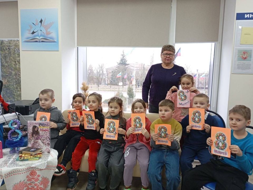 «Цветы вдохновения»: малыши из детского сада «Алиса» приготовили сюрприз для мам