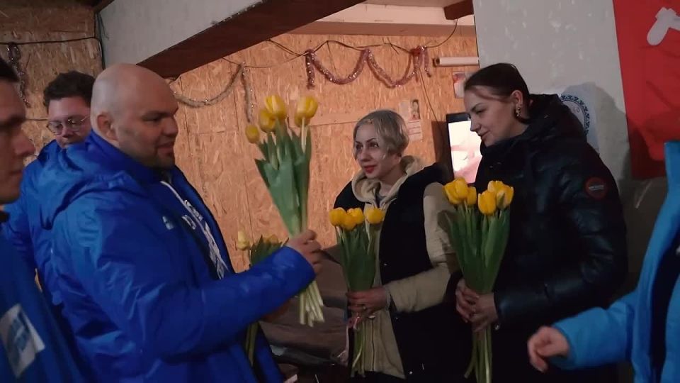 Антон Демидов: Дорогие девушки, от всей души поздравляю вас с Международным женским днём!