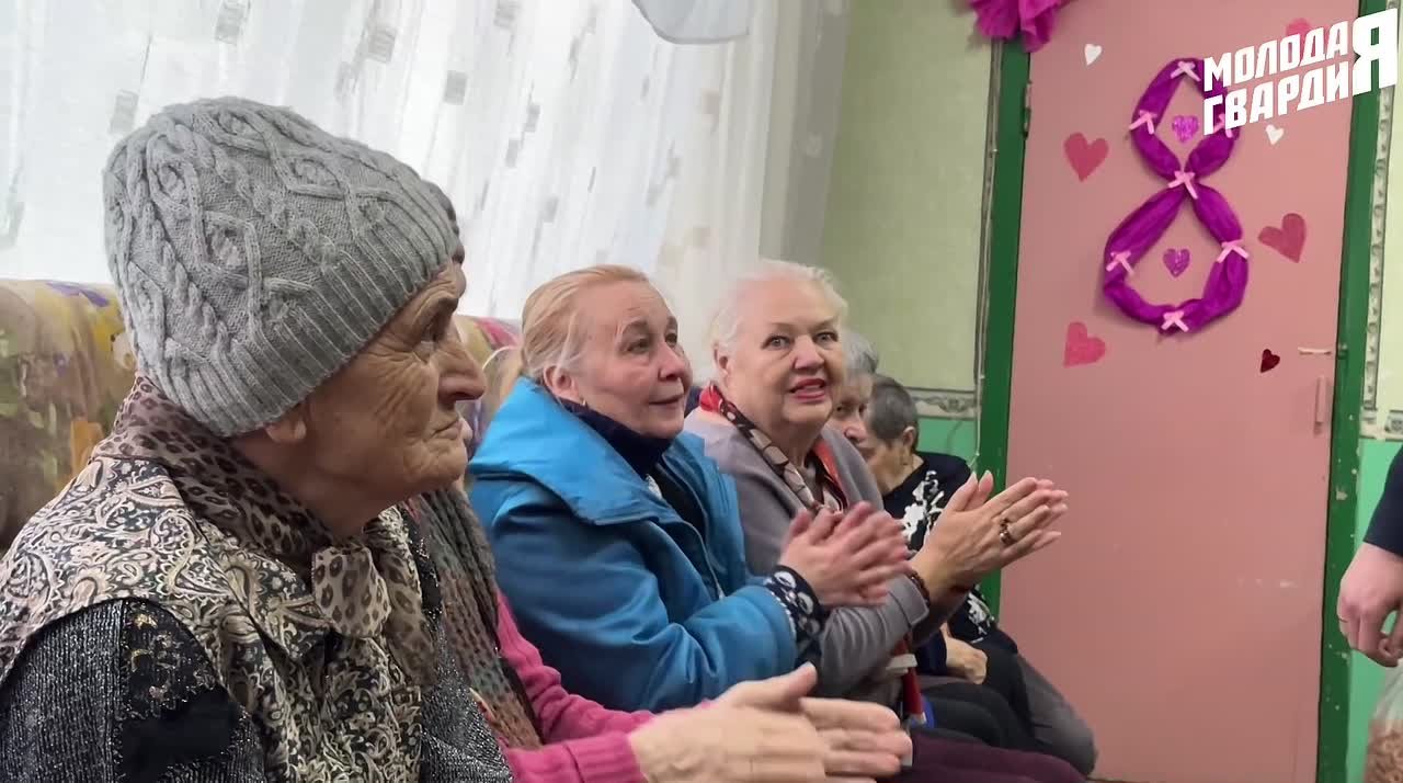 Досуговые центры «Забота» получили очередную помощи от представительства Санкт-Петербурга в Мариуполе в честь Международного женского праздника — 8 марта